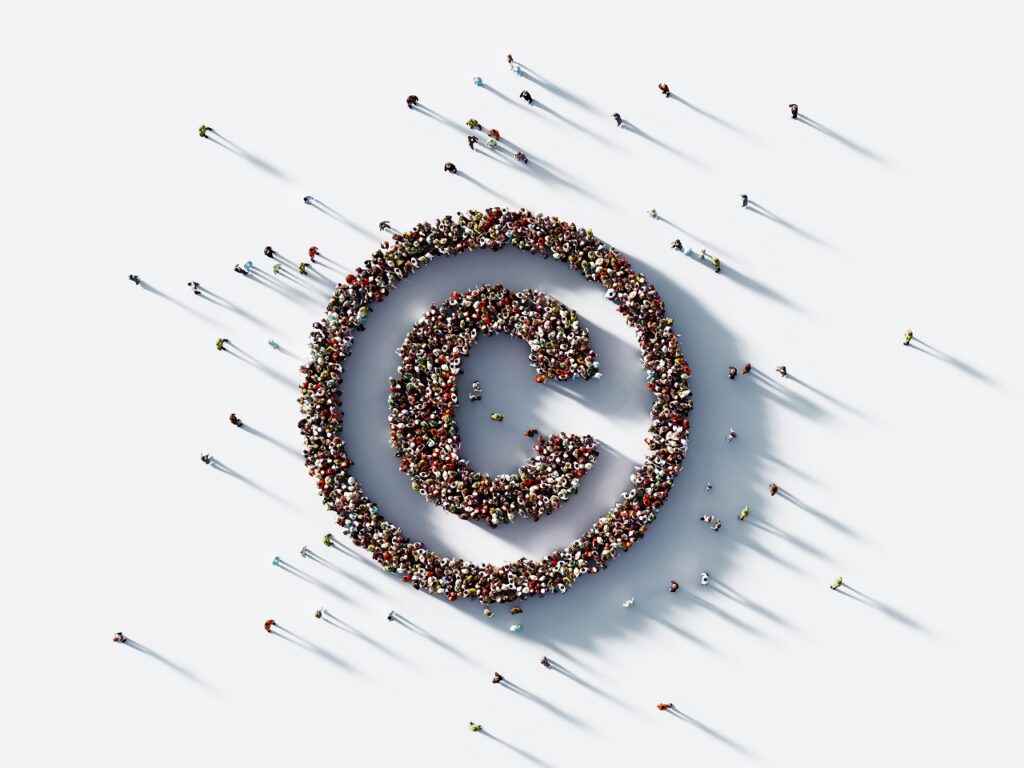 Een grote groep mensen vormen samen het logo van copyright