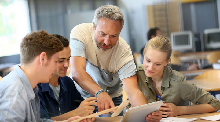 desinformatie-leraar-met-studenten